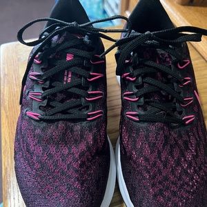 Women’s Nike zoom tennis shoes. Like new. Only worn maybe once! Size 8.